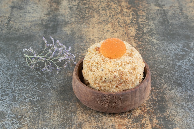 Un bol en bois avec un délicieux gâteau sucré