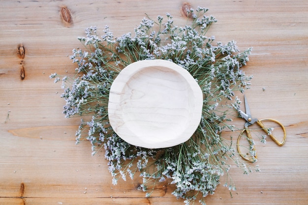 Bol en bois avec des fleurs