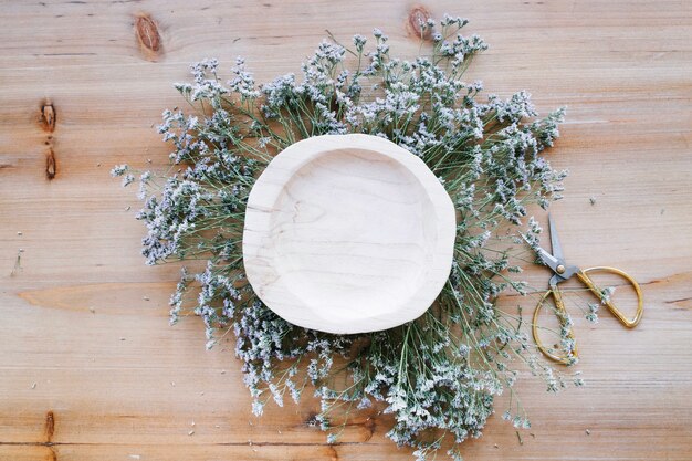 Bol en bois avec des fleurs