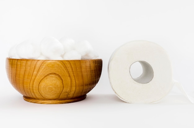 Photo gratuite bol en bois avec papier toilette