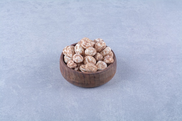 Un bol en bois plein de céréales saines sur une surface grise