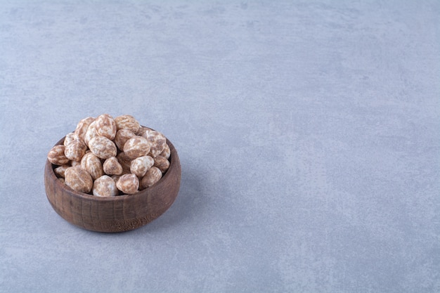 Un Bol En Bois Plein De Céréales Saines Sur Une Table Grise.