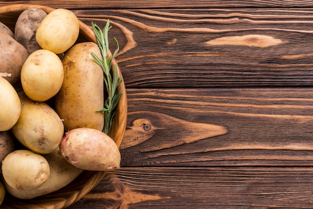 Photo gratuite bol en bois avec pommes de terre