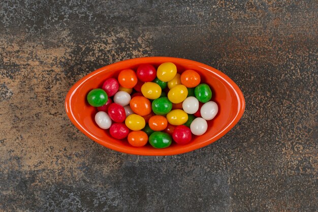 Bol de bonbons savoureux sur marbre.