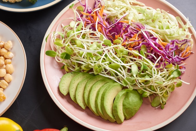 Bol de Bouddha végétarien avec salade de légumes frais et pois chiches.