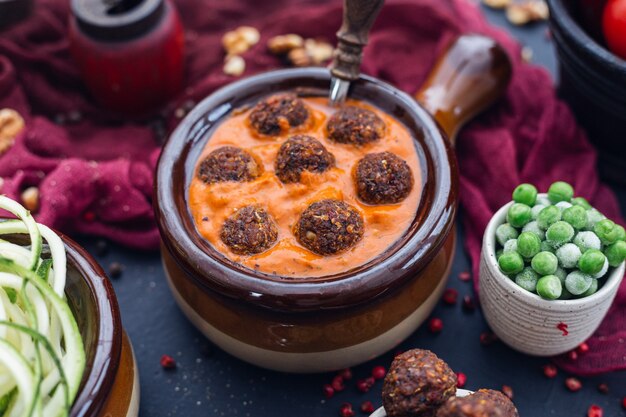 bol de boulettes de légumes avec une sauce crémeuse