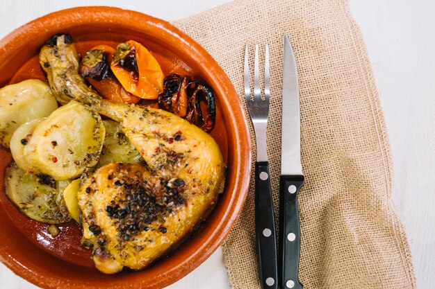 Bol en céramique avec du poulet savoureux