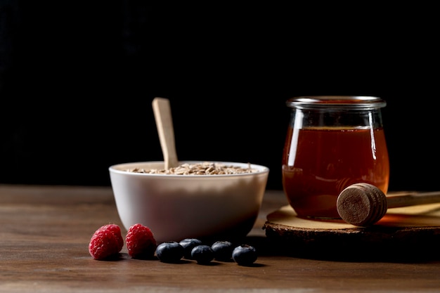 Bol avec céréales granola et yougurt sur le bureau