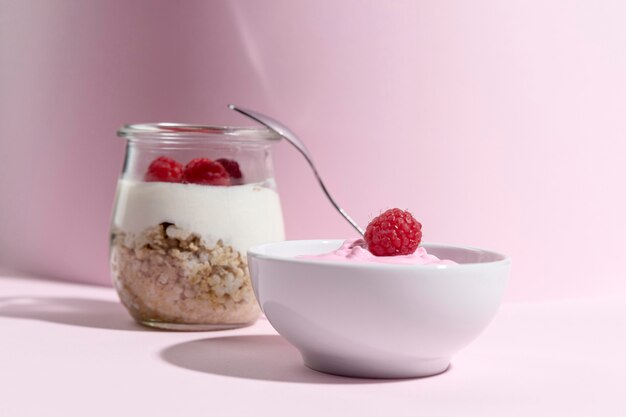 Bol avec céréales yougurt et granola et framboise