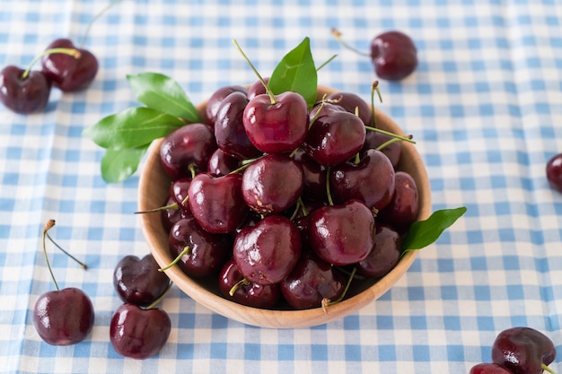 Photo gratuite bol de cerise fraiche en bois