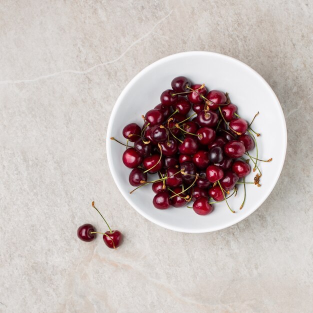 Bol de cerises rouges