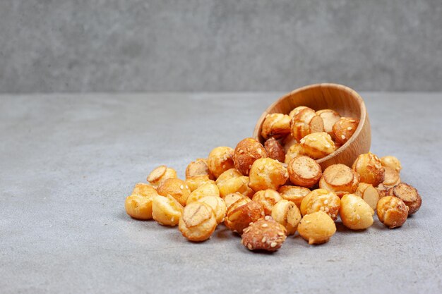 Un bol de chips de biscuits renversé sur une surface en marbre