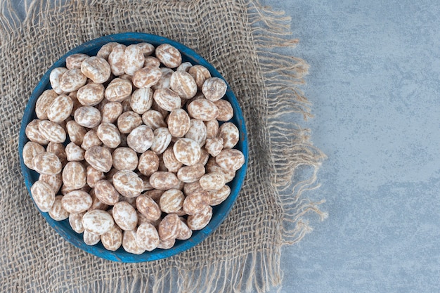 Un bol de confiserie sur la table en marbre.