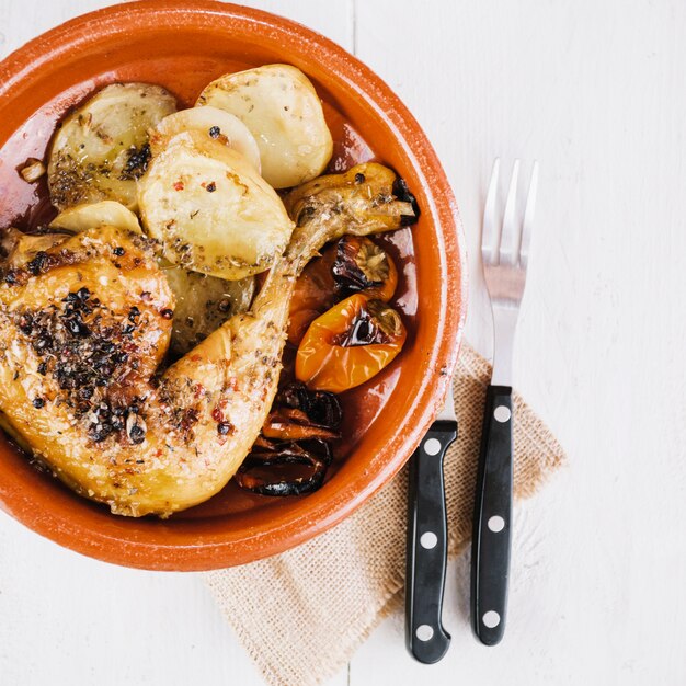 Bol avec du poulet et des légumes