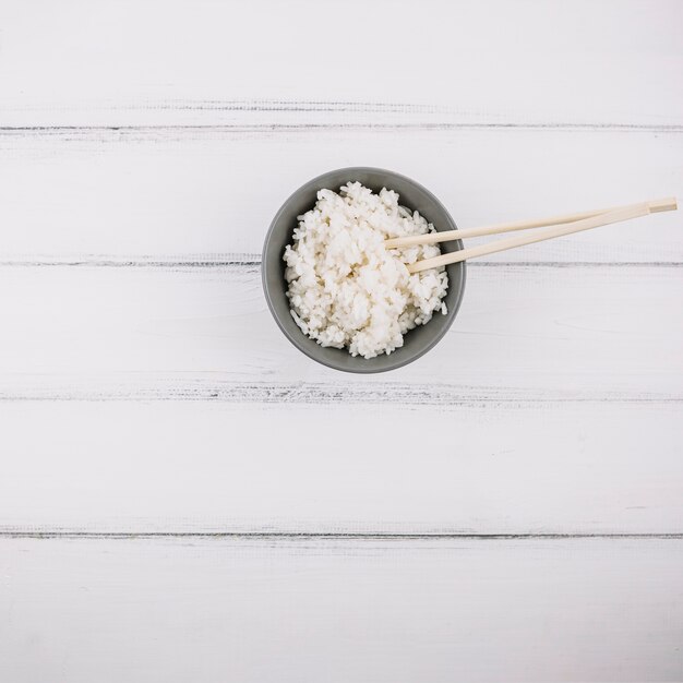 Bol avec du riz et des baguettes