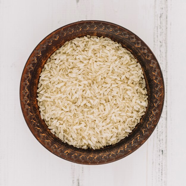 Bol avec du riz non cuit