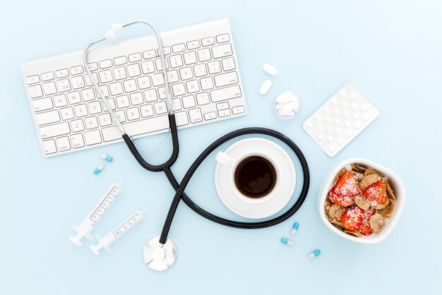 Bol de fruits pour le petit déjeuner au bureau