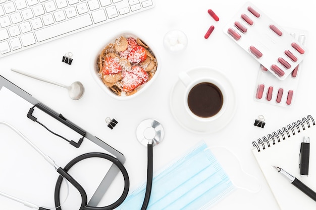 Photo gratuite bol avec des fruits pour le petit déjeuner et des outils médicaux