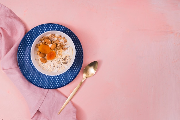 Photo gratuite bol de fruits sucré avec espace de copie