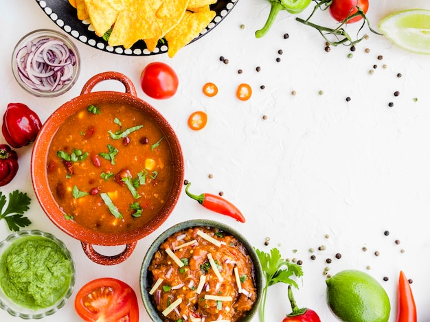 Bol de garniture posé sur la table avec des légumes