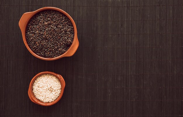 Bol à grains de riz noir et blanc sur un napperon en bois