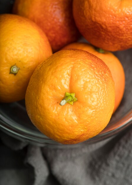 Bol de gros plan avec des oranges savoureuses