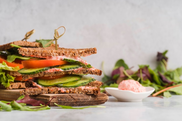 Photo gratuite bol avec des œufs à côté du sandwich