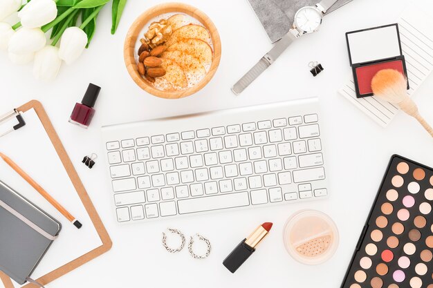 Bol de petit déjeuner de bureau avec du yaourt