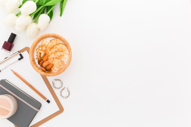 Bol de petit déjeuner de bureau avec yaourt