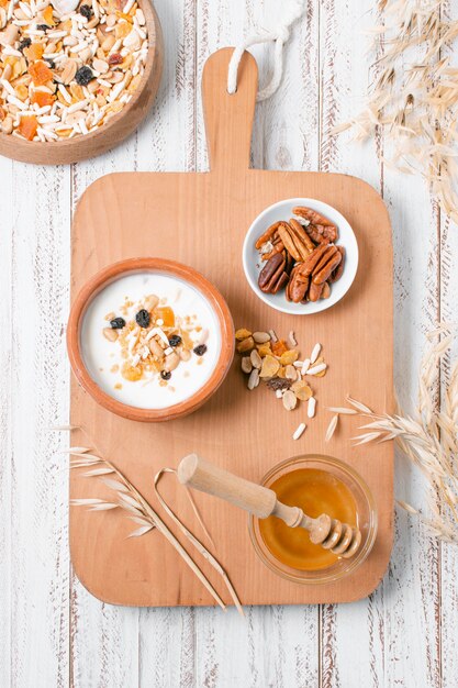 Bol de petit déjeuner vue de dessus avec de l'avoine et du miel