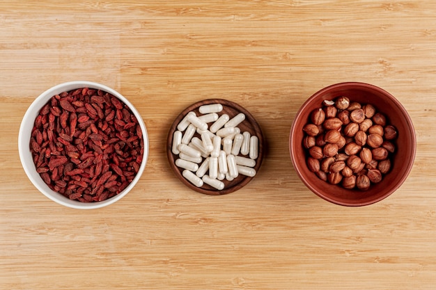 Bol plat avec des fruits rouges et fond en bois