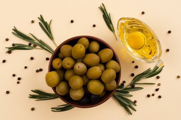 Bol plein de délicieuses olives fraîches