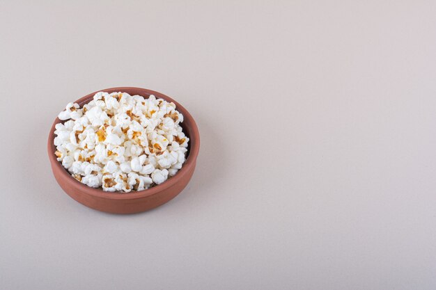 Bol de pop-corn salé pour une soirée cinéma sur fond blanc. photo de haute qualité
