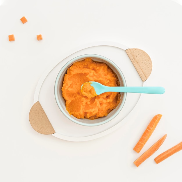 Photo gratuite bol avec purée de bébé aux carottes