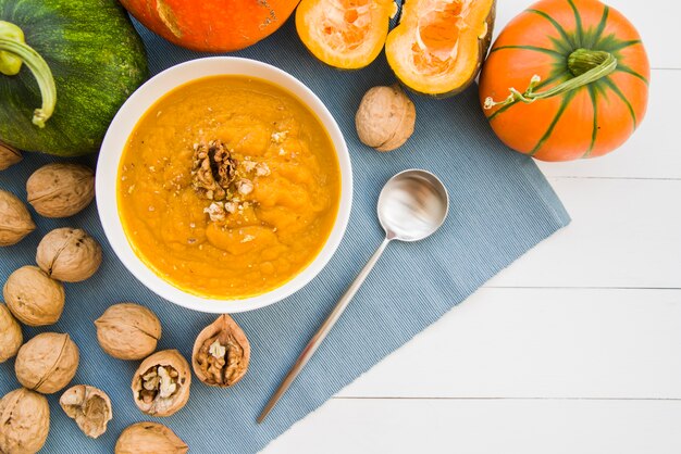 Bol de purée de citrouille aux noix sur table