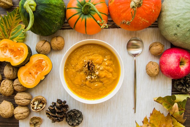 Bol de purée de potiron sur table décorée