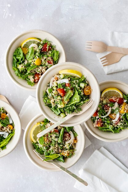 Bol de quinoa aux herbes très fraîches