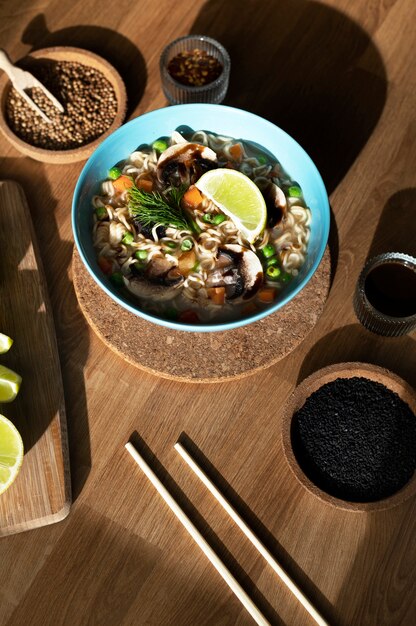 Bol de ramen avec graines et baguettes