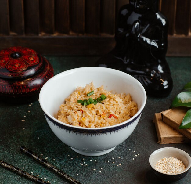 Un bol de risotto aux herbes et aux épices.