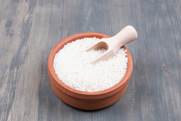 Bol de riz bouilli avec cuillère sur table en bois