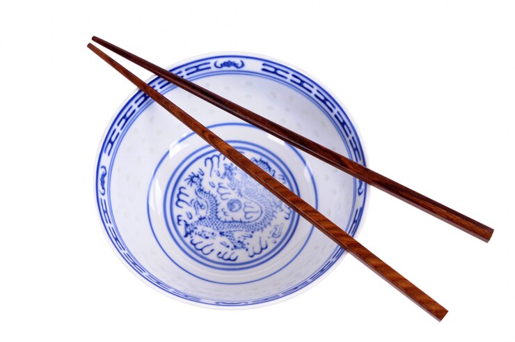 Photo gratuit bol de riz chinois avec des baguettes