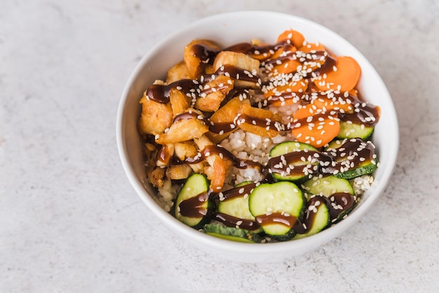 Bol De Riz Avec Légumes Et Sauce