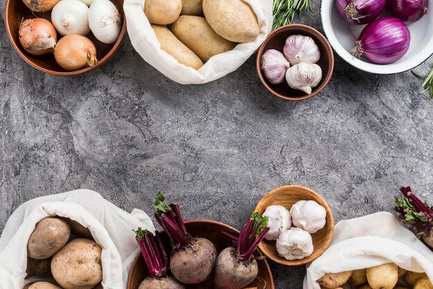 Bol et sacs de légumes