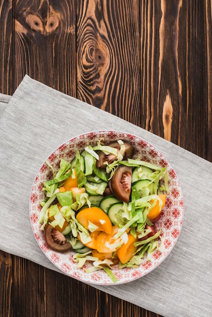 Photo gratuite bol avec salade debout sur la serviette