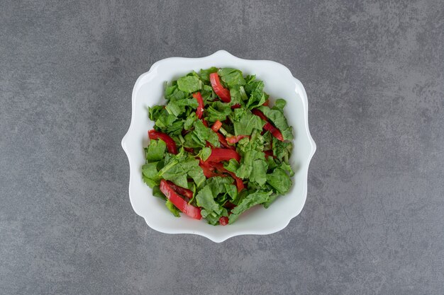 Bol de salade fraîche sur fond de marbre. photo de haute qualité