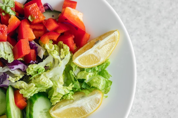 Photo gratuite un bol de salade de légumes fraîchement préparée en gros plan