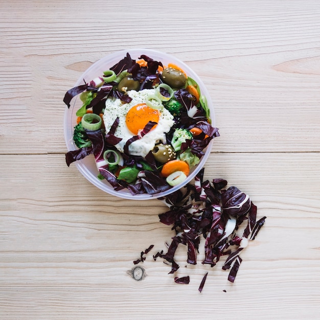 Photo gratuite bol avec salade et oeuf au plat