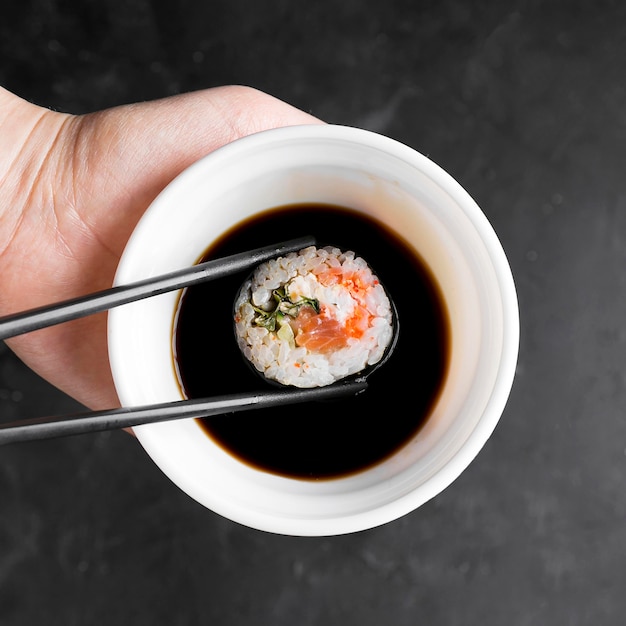 Bol avec sauce pour sushi