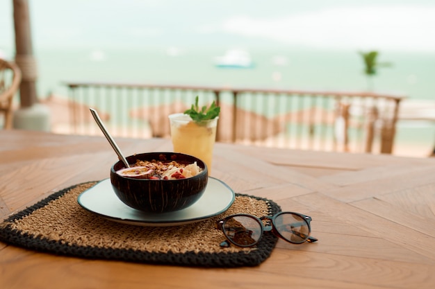 Photo gratuite bol de smoothie bio tropical frais dans un café près de la plage en asie.