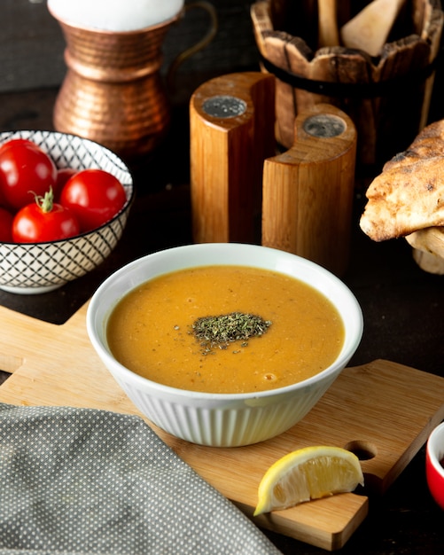 Photo gratuite bol de soupe aux lentilles garni de menthe séchée et de citron